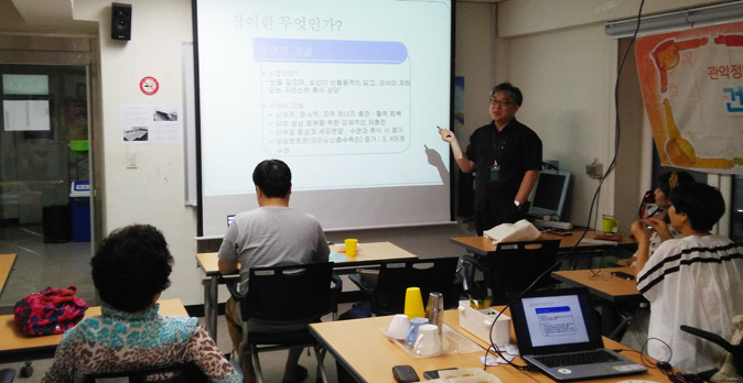건강강좌 두 번째 ‘불면증’을 주제로 김현수 강사의 강의가 진행 중